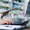 Pharmacien utilisant une tablette et un ordinateur