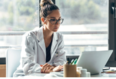 Photo d'une pharmacienne sur son poste de travail