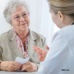 Pharmacien conseille une patiente